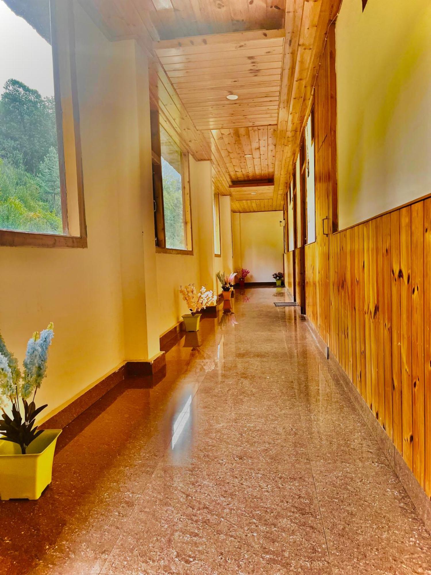 Himalayan Hill Queen Resort, Manali M98160-43400 Екстер'єр фото