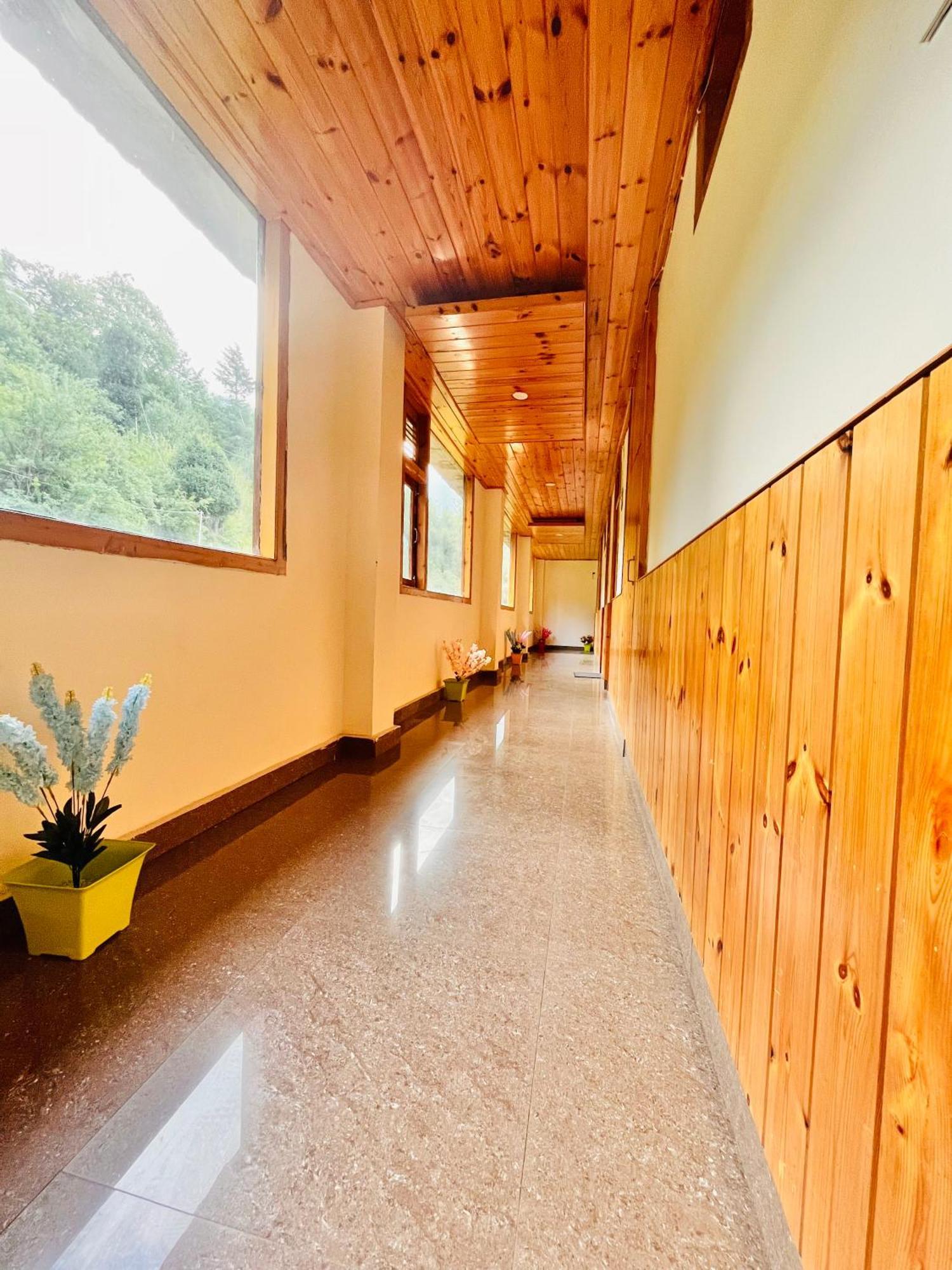 Himalayan Hill Queen Resort, Manali M98160-43400 Екстер'єр фото