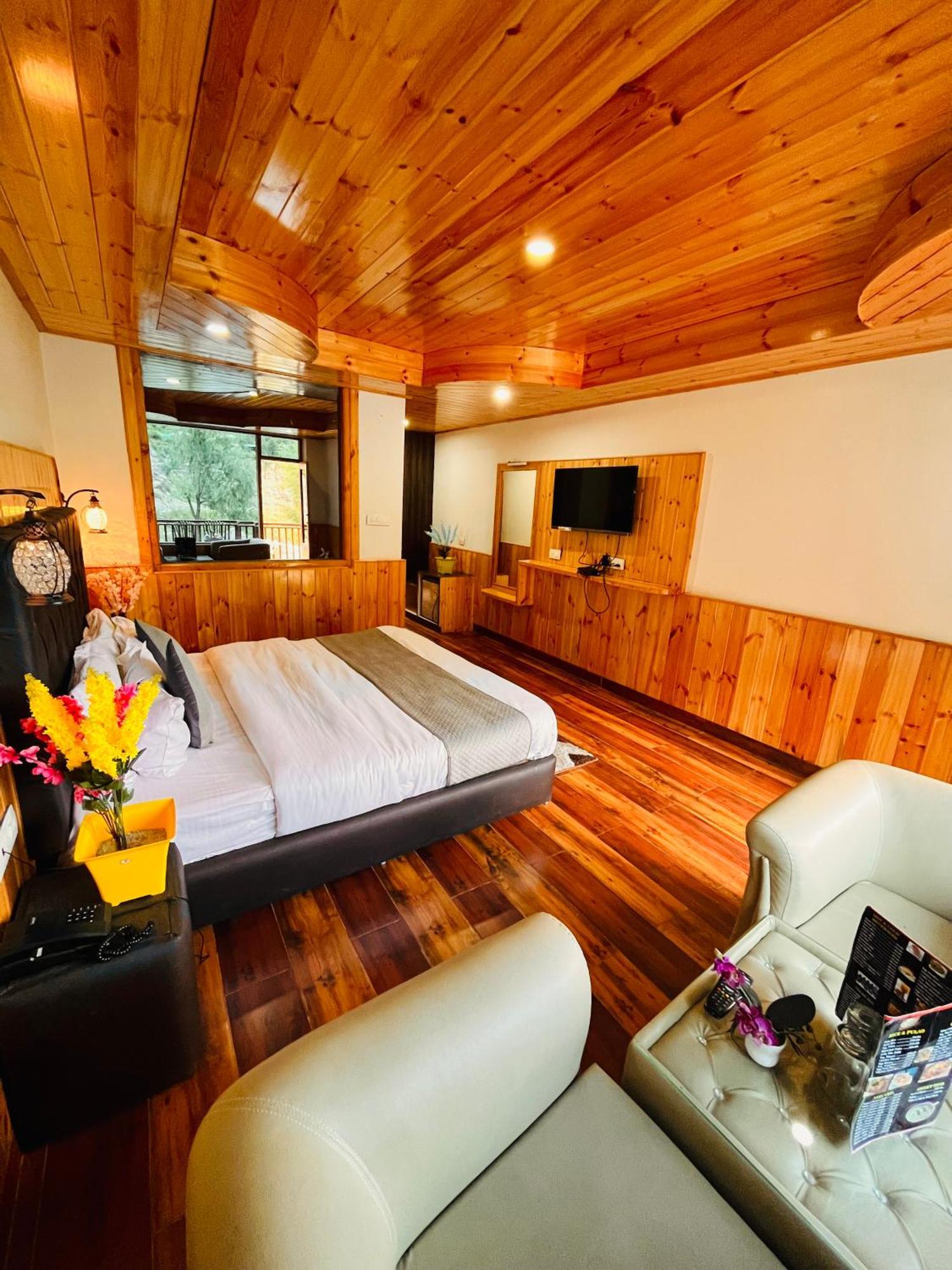 Himalayan Hill Queen Resort, Manali M98160-43400 Екстер'єр фото