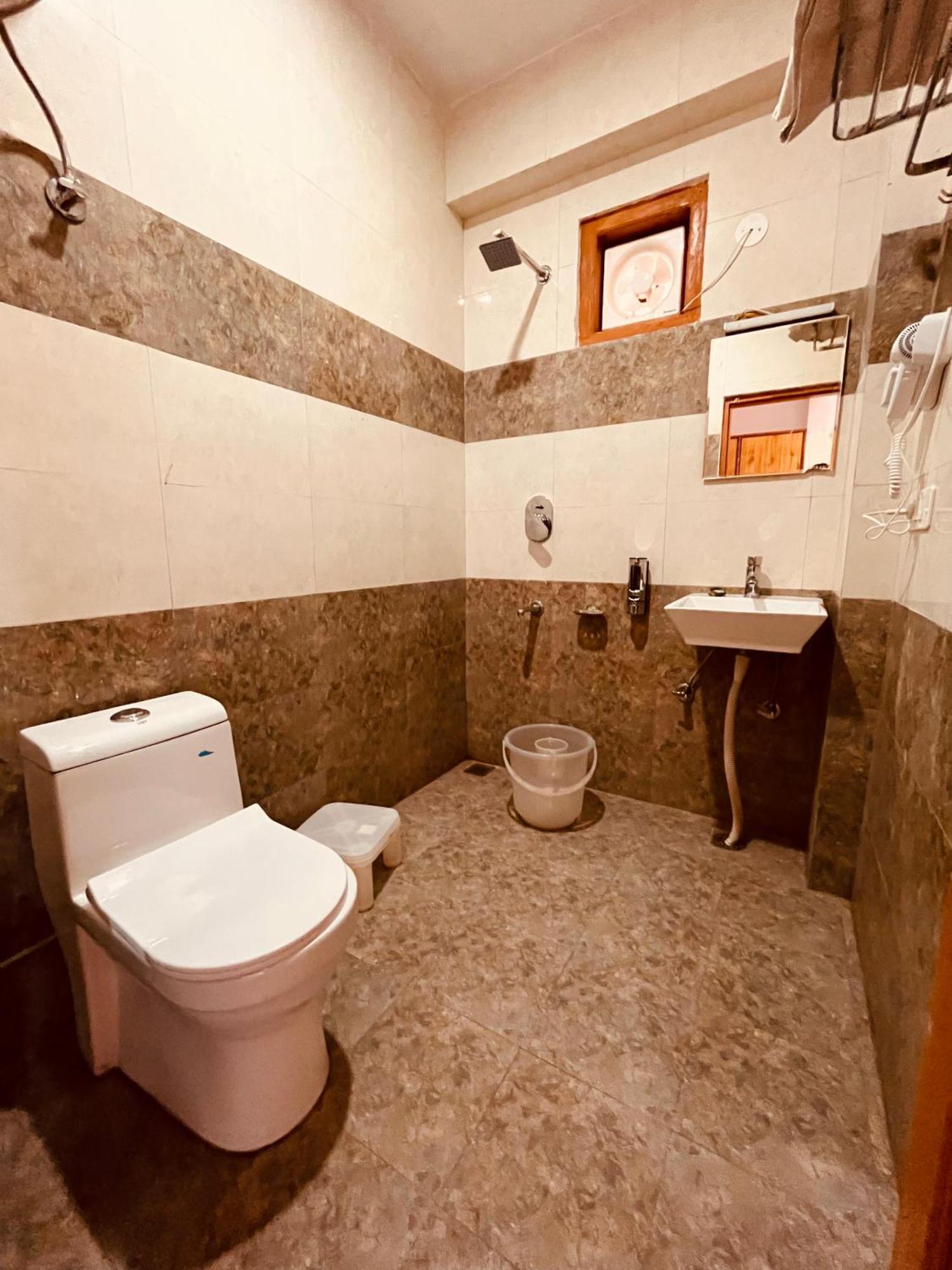 Himalayan Hill Queen Resort, Manali M98160-43400 Екстер'єр фото